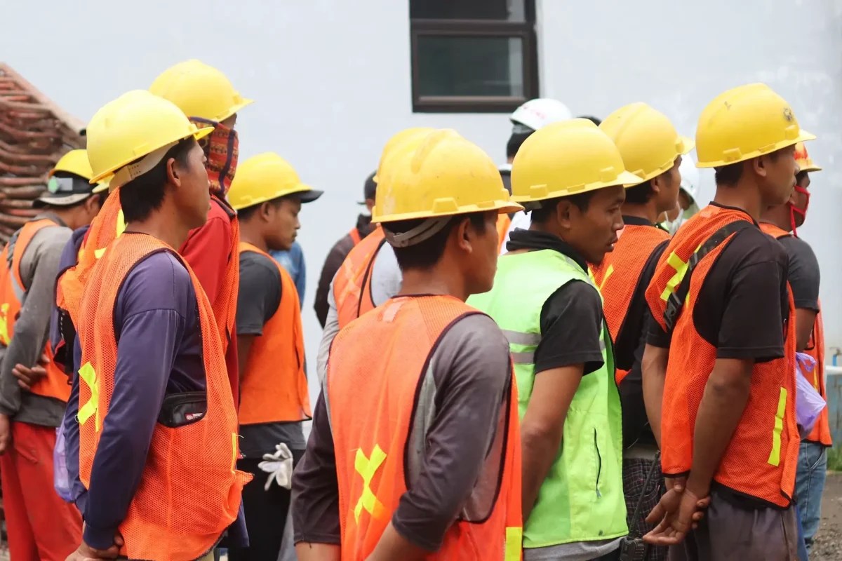UAE delivery worker resting at an air-conditioned cooling station during summer heat prevention programme