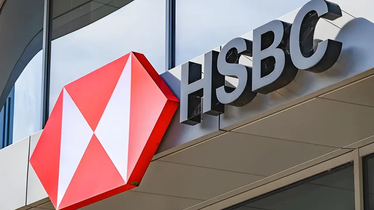 UAE investors using AI tools for investment research according to HSBC Human-AI Advantage report
