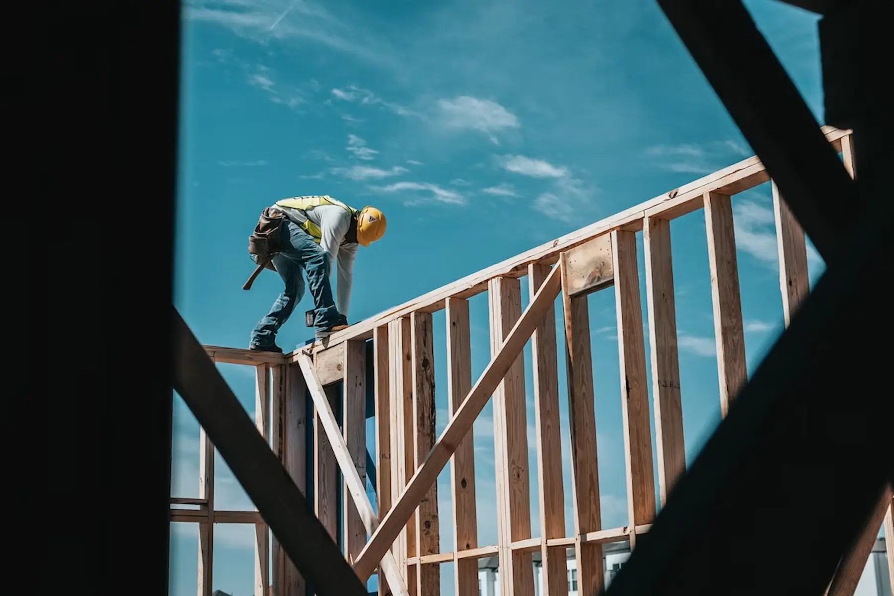 Saudi Arabia has introduced worker housing rules for companies with 20 or more employees, requiring licensed accommodation or approved housing facilities.
