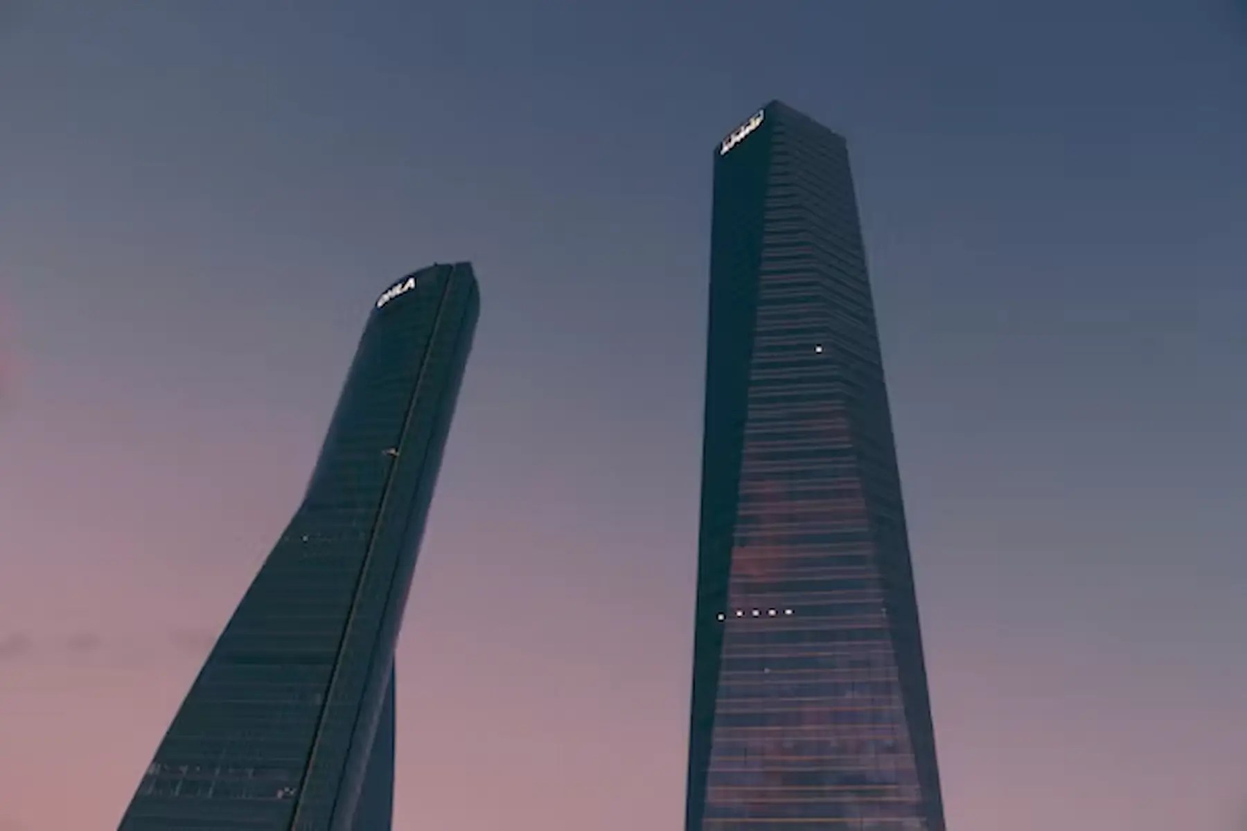Saudi employees in a workplace as unemployment falls below the Vision 2030 target