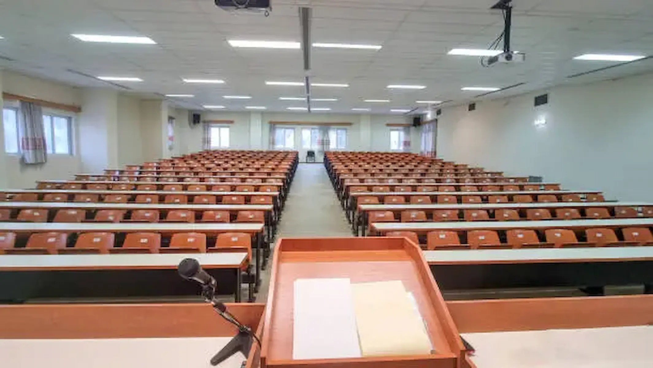UAE university students preparing for an AI-driven job market