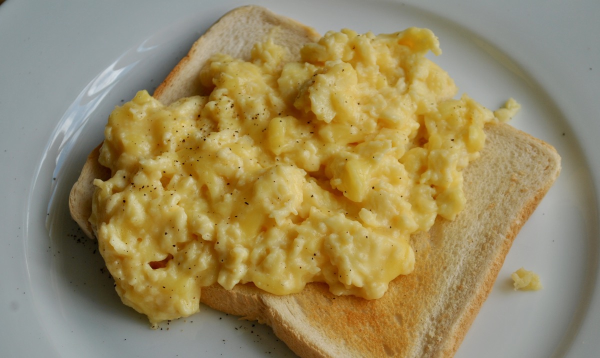 Quick And Easy Cheesy Scrambled Egg Recipe