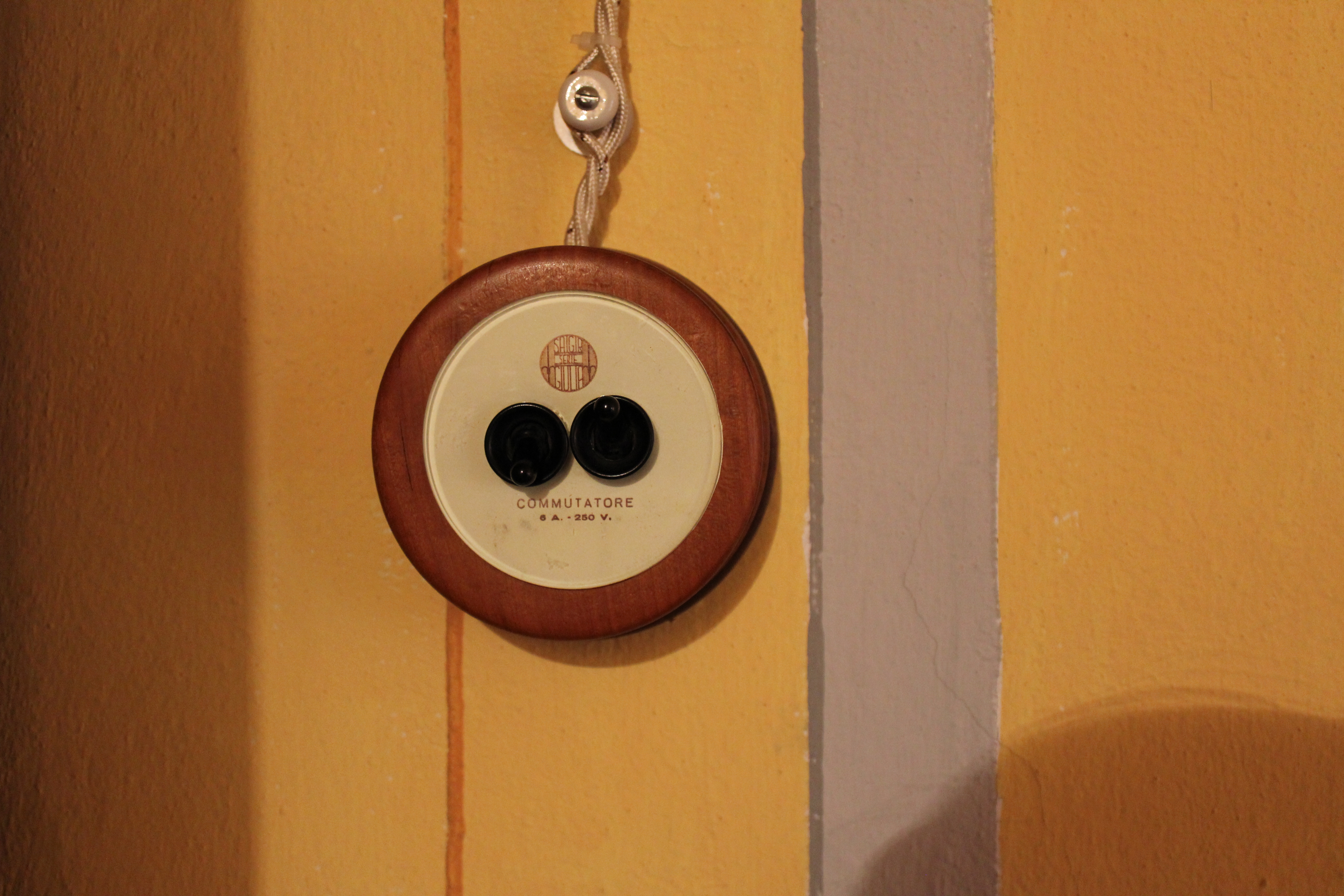 Interruttore a levetta rotondo