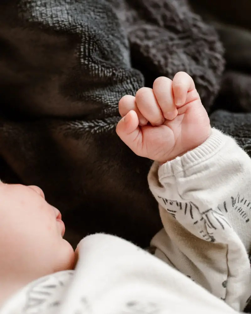 Newborn shoot Veendam door Jessica Lamein van Studio Pixel – pure en liefdevolle lifestyle fotografie