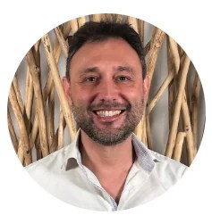 Portrait de Patrick, professeur de Yoga dansé.