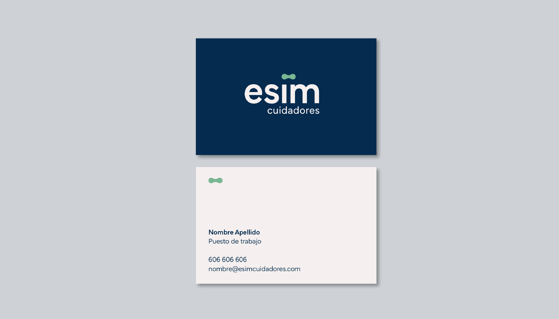 Tarjetas de visita donde aplicamos la nueva identidad corporativa