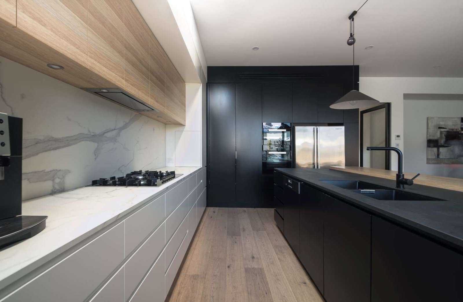 Cocina sin temor a malos olores. Cocina Moderna Dos Tendencias En El Diseno Campanas Extractoras Escondidas Y Expuestas