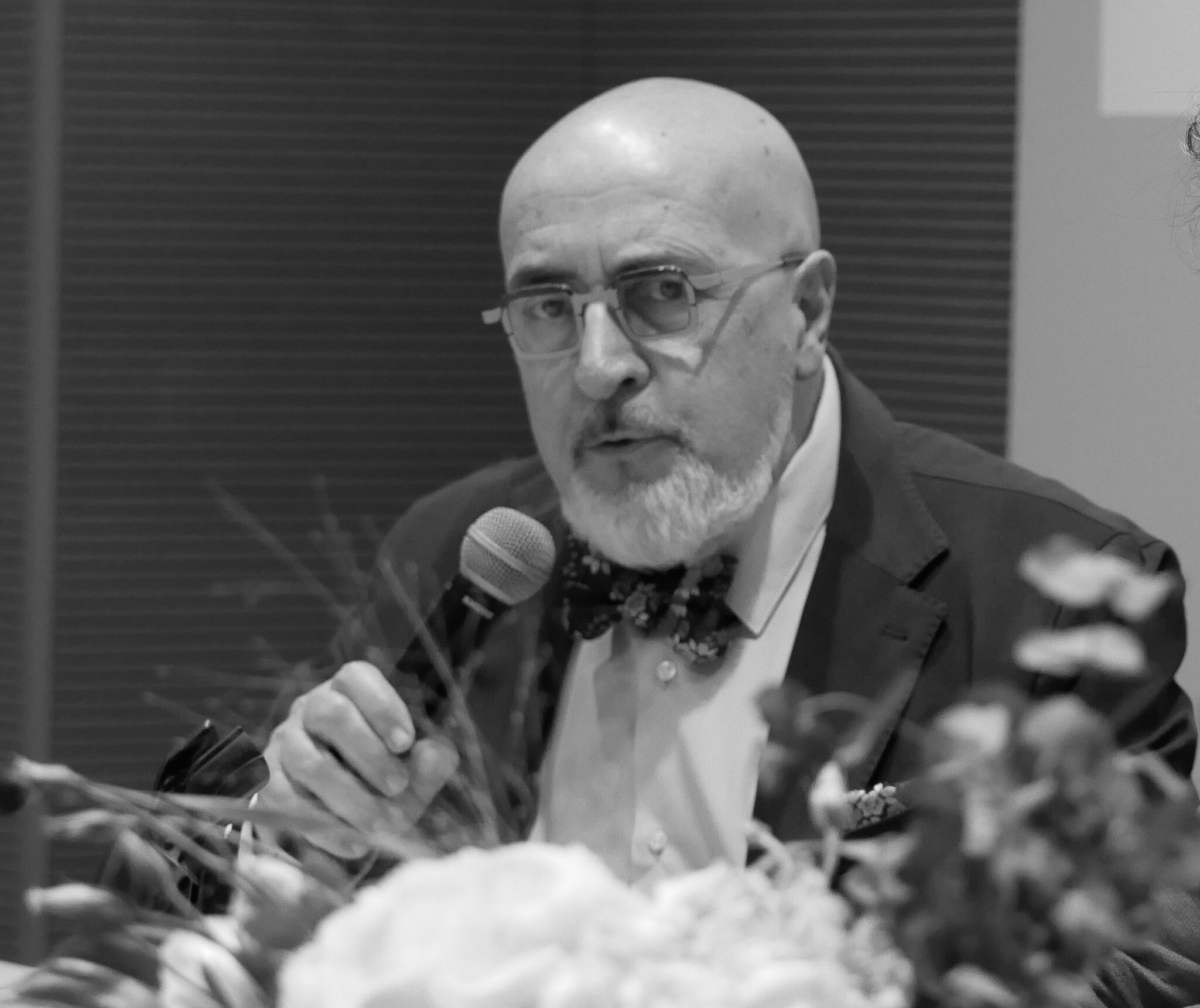 il Dott. Filiberto Di Prospero in una conferenza con giacca e papillon