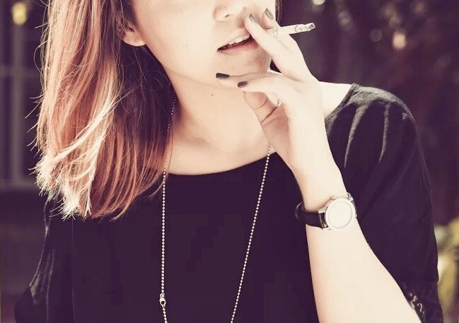 donna che fuma una sigaretta