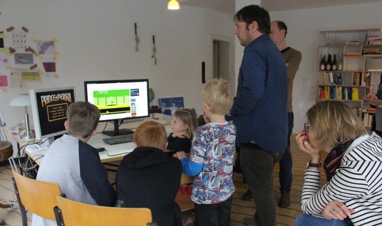 Sierk Schmalzriedt und Johannes Riesterer im Büro in Karlsruhe mit einer Gruppe Grundschulkindern