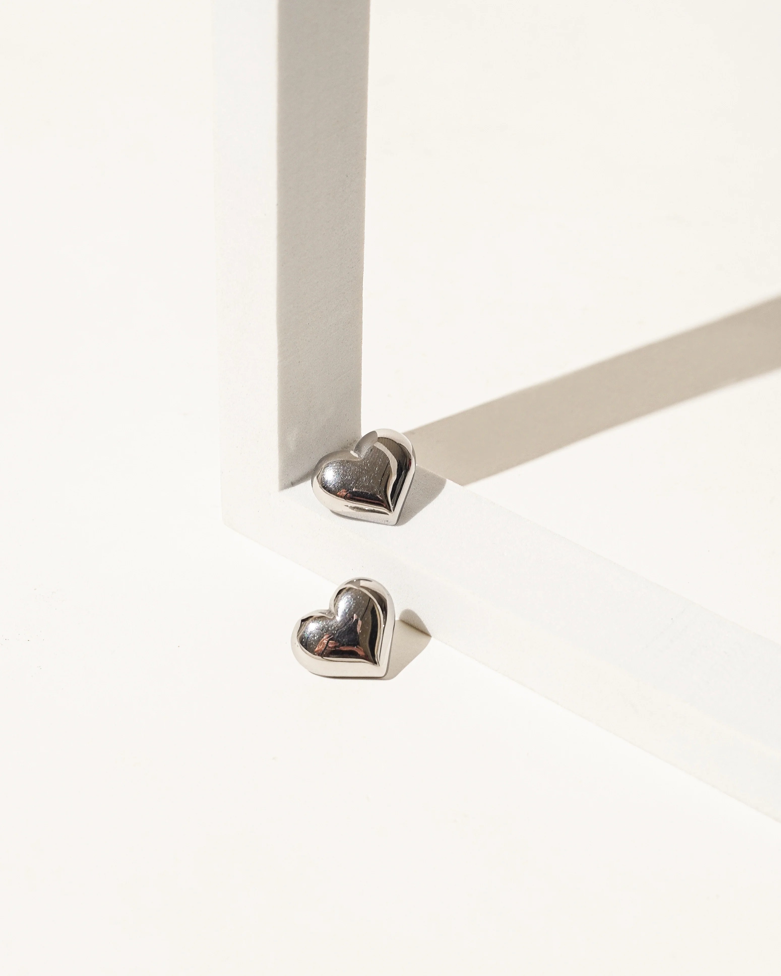 Lola Silver Sunspell - Premium Light Wallpaper Gallery - Desktop