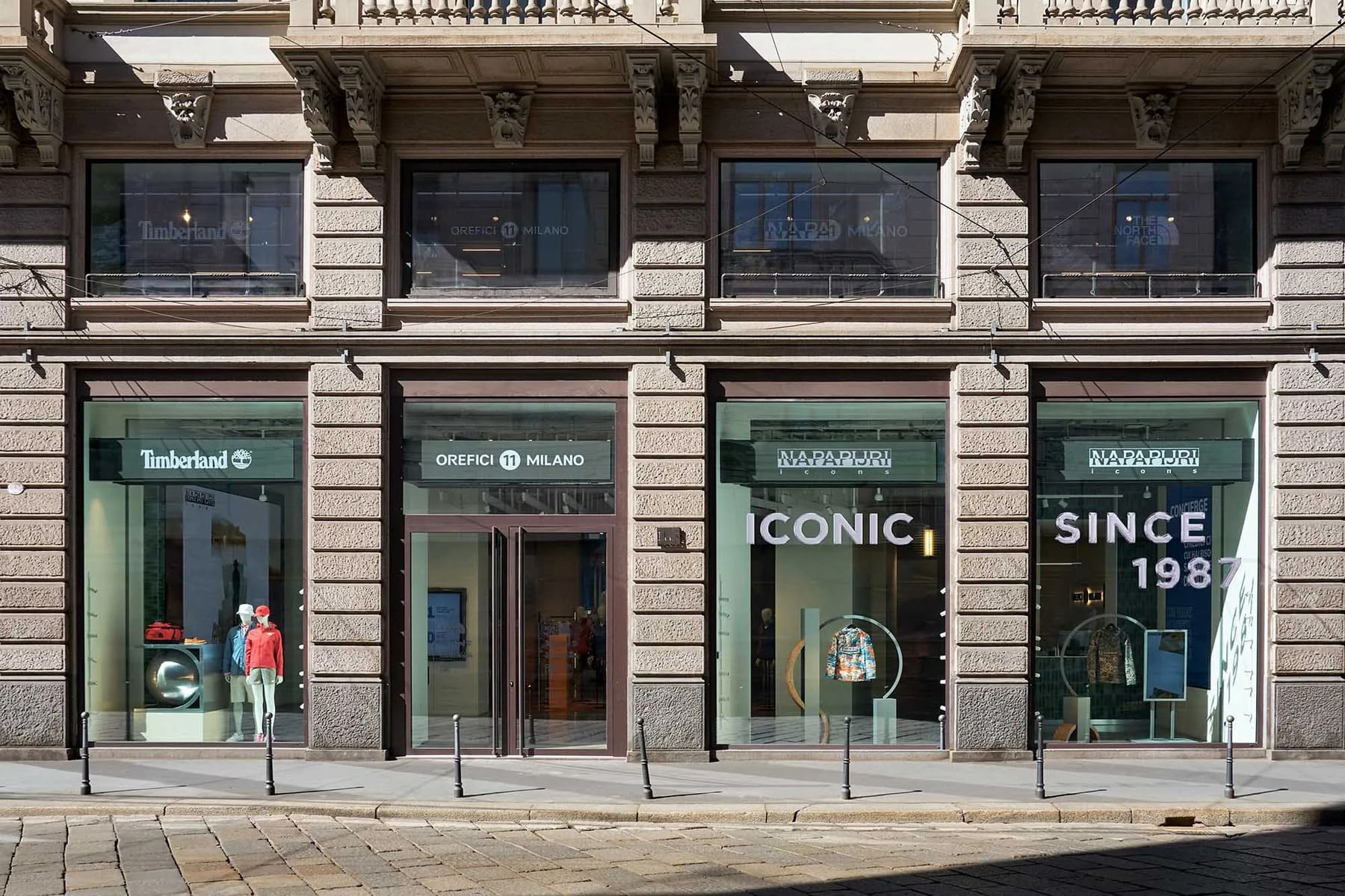 Retail-Window-Display-Design-Napapijri-11