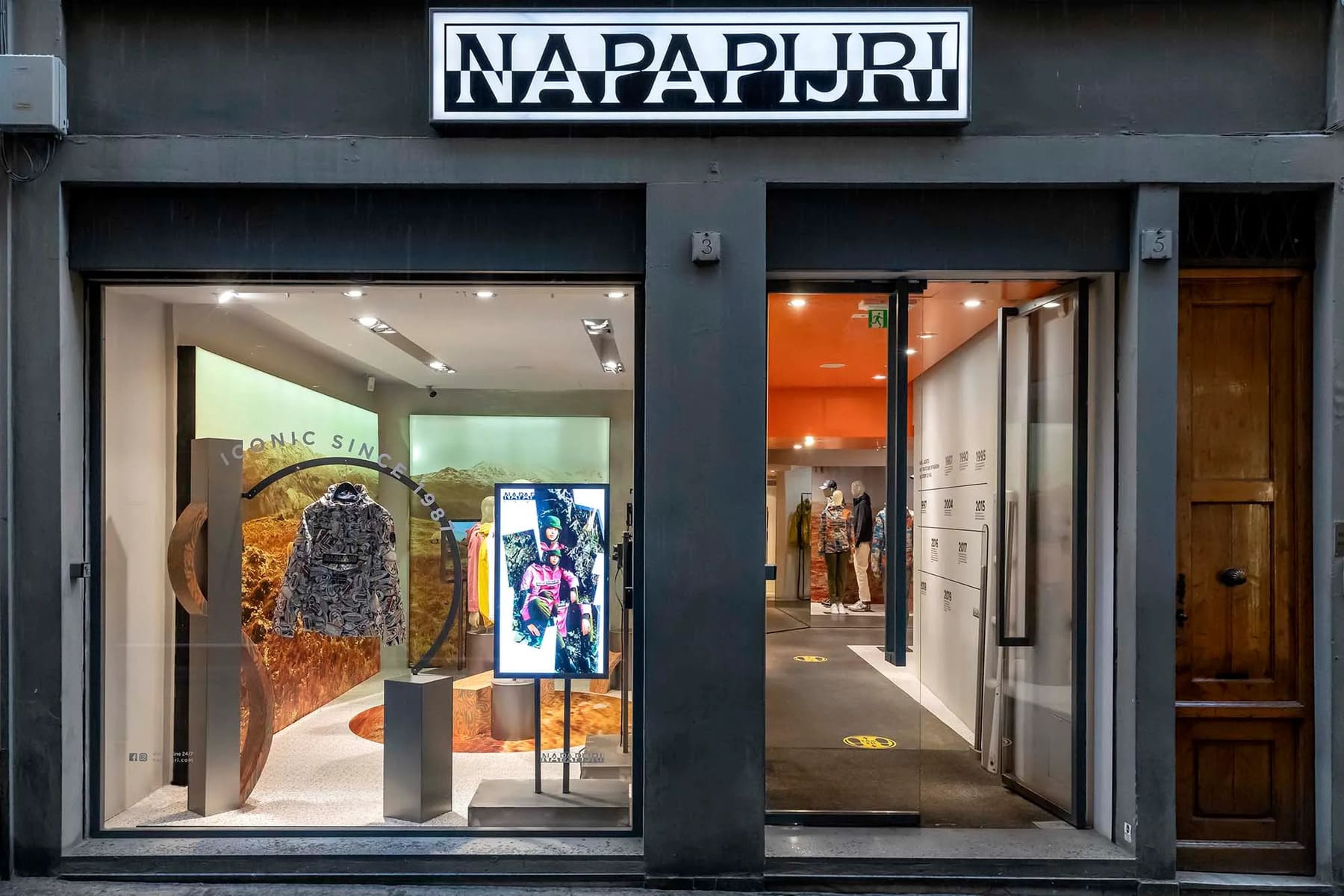 Retail-Window-Display-Design-Napapijri-5