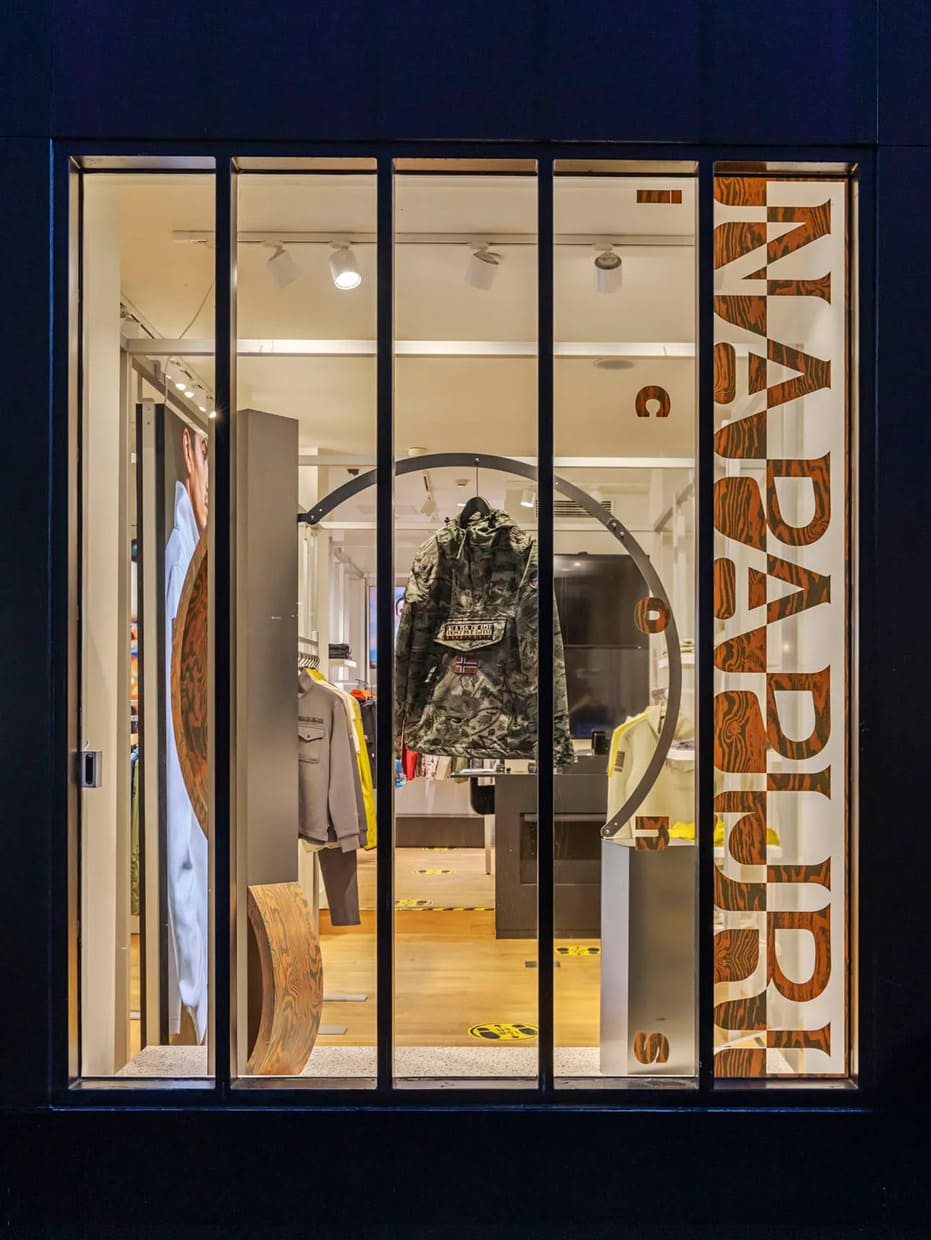 Retail-Window-Display-Design-Napapijri-7