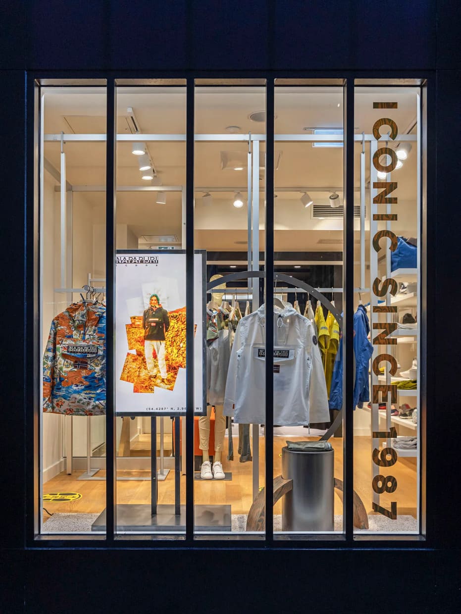 Retail-Window-Display-Design-Napapijri-8