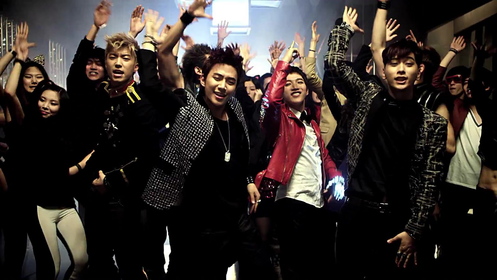 Hands up adalah album studio kedua boy band asal korea selatan, 2pm. 2pm S Hands Up Review Sturdy Pine Entertainment
