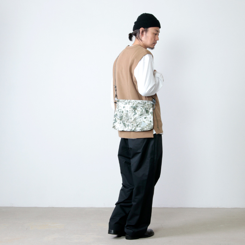 and wander(アンドワンダー) splatter print sacoche