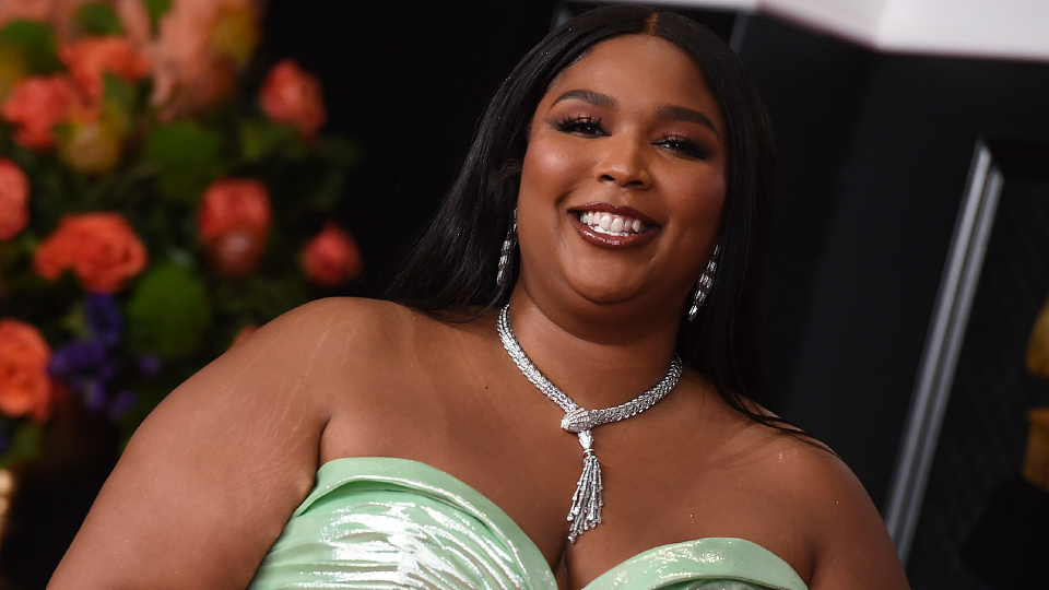 2 days ago · see all the photos of lizzo's sheer dress from cardi b's birthday party. Lizzo S 2021 Grammys Look Is One Of Her Best Dresses To Date Stylecaster