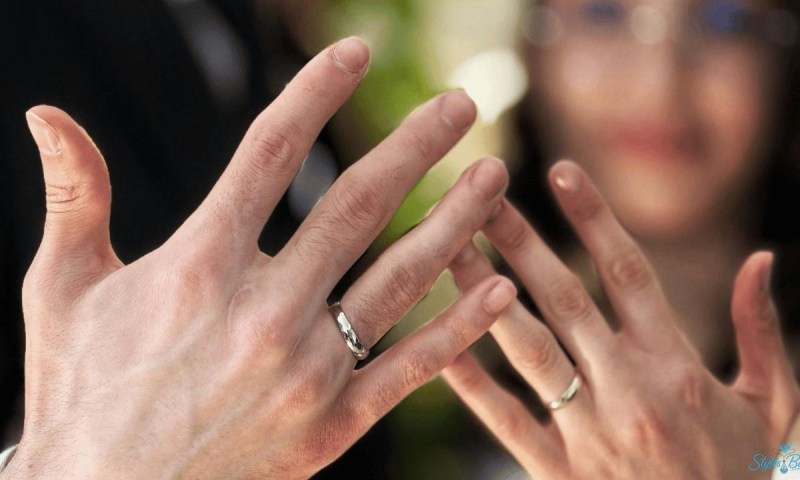 What Finger Does a Promise Ring Go On? Meaning & Traditions