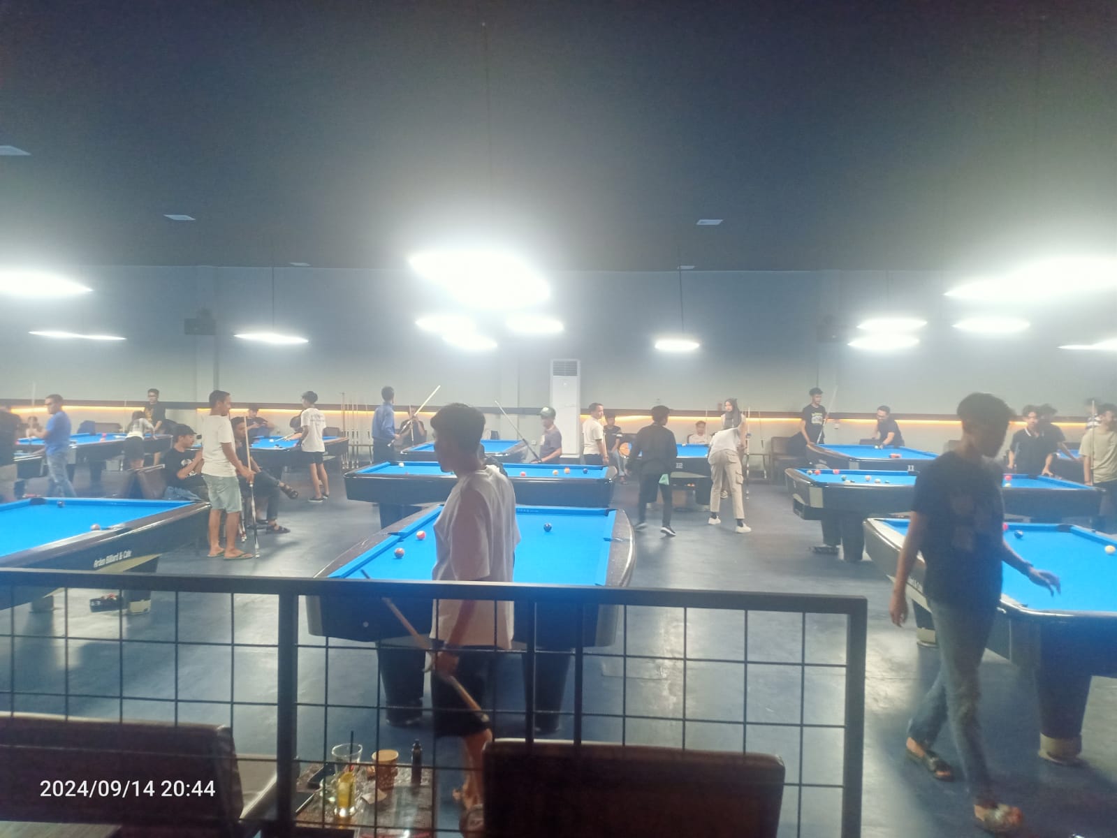 Arden Billiard dan Café, pembukaan café biliar, antusiasme pengunjung, Banjaran