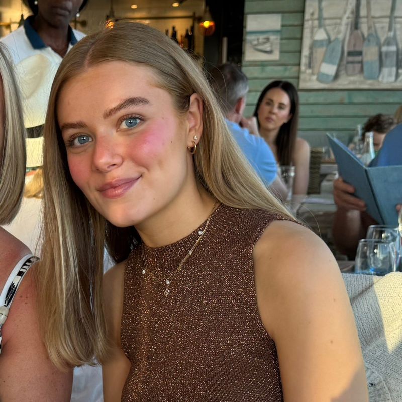 Ella Off The Rails Substack - Amazing Minimal Illustration - Ultra HD