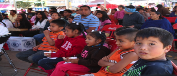 Voz y pancarta de los niños. Fotografía: Jurhamuti J. Velázquez