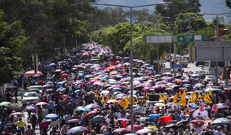 Oaxaca, Mega Marcha, 14 de junio del 2016. Foto: Renata Bessi y Santiago Navarro F.
