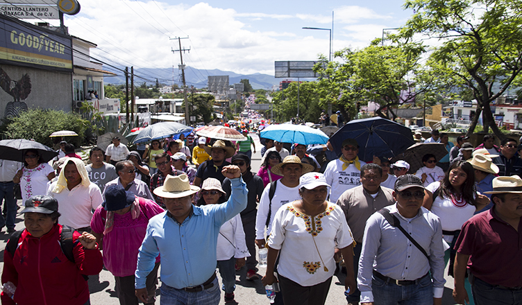 Oaxaca, Mega Marcha, 14 de junio del 2016. Foto: Renata Bessi y Santiago Navarro F.