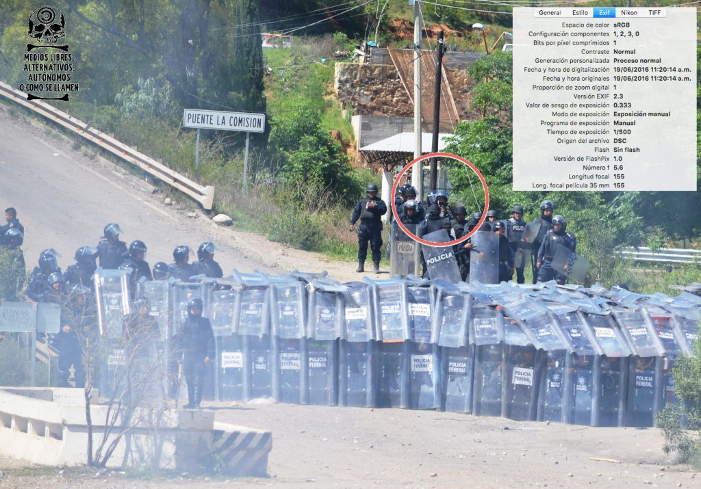[Foto 1] 11:20:14 a.m. se ve a un elemento policial documentando con su teléfono celular los acontecimientos en ese momento.