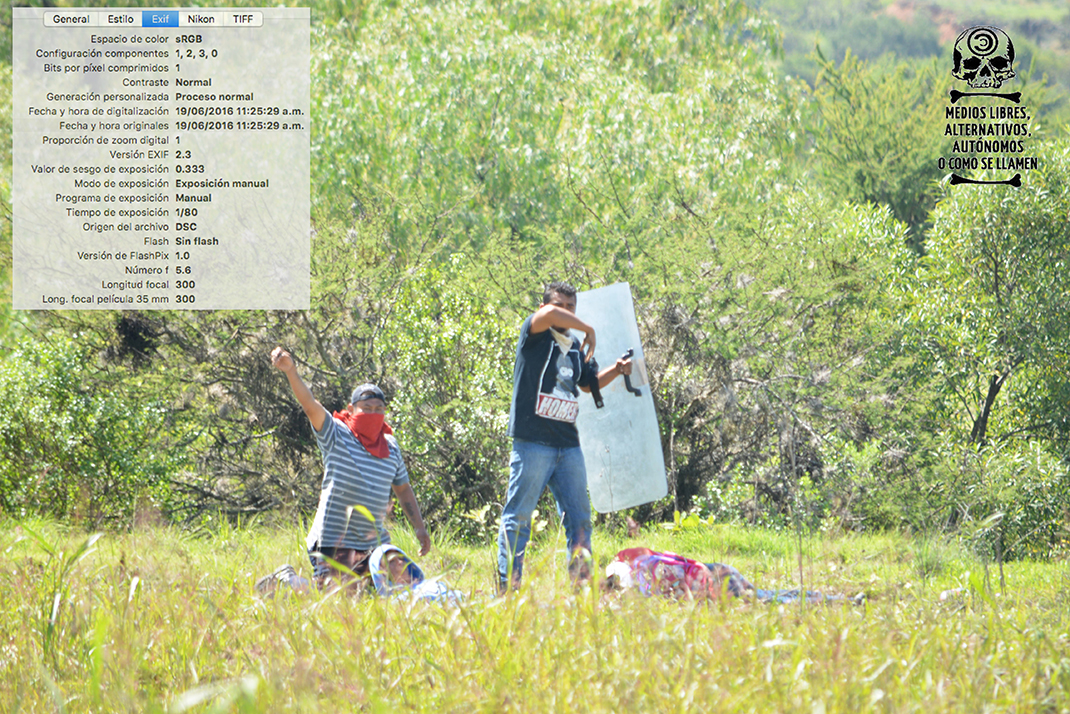 [Foto 10] 11:25:29 am. La persona de playera negra se levanta, y hace señas para llamar la atención, esto con el fin de poder sacar a los heridos de ese lugar