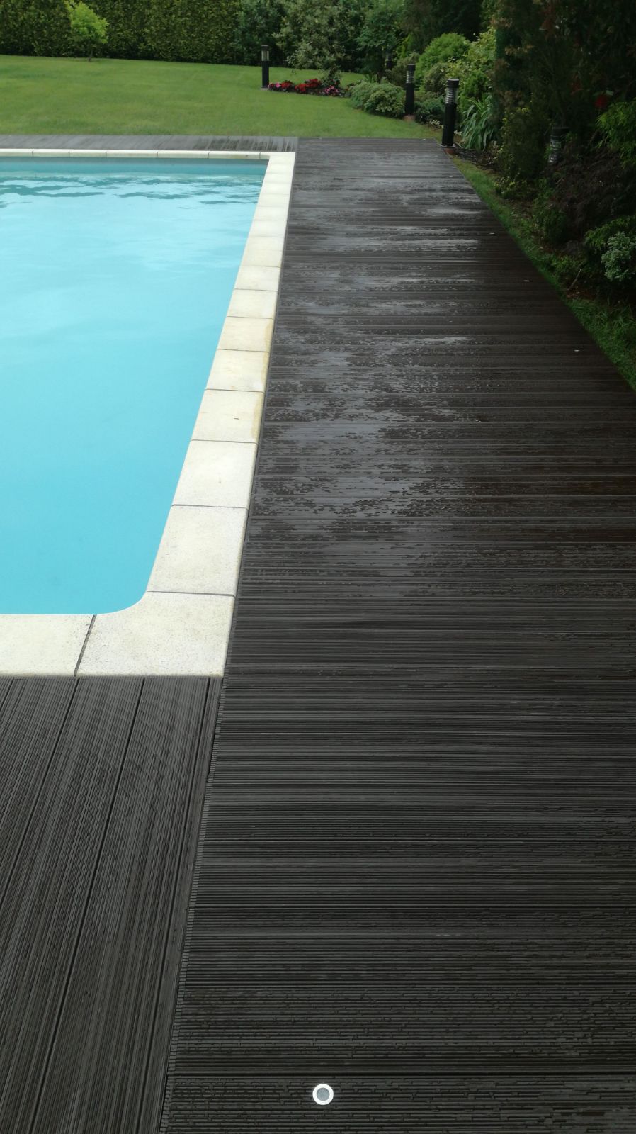 Pasillo lateral en piscina con suelo composite