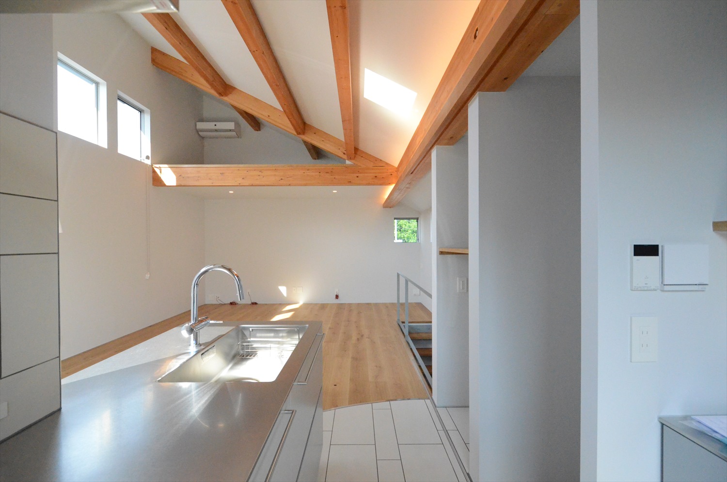 キッチンにタイルを採用したリビングルーム