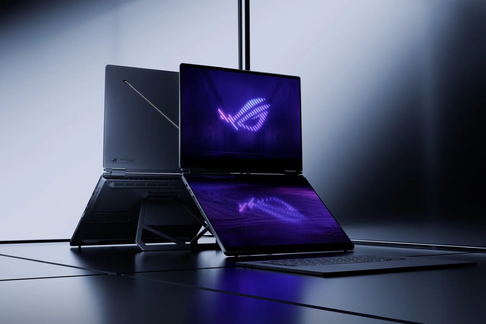 ROG Zephyrus Duo (2026) 展開雙螢幕，展示其多工處理能力。