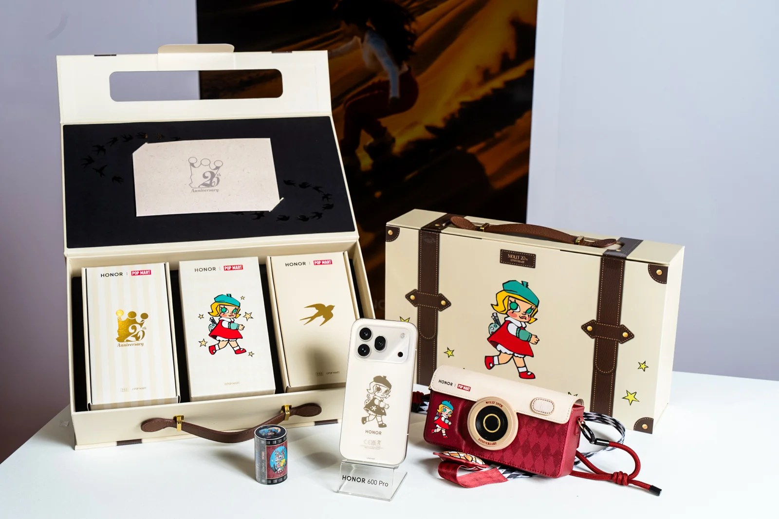 味全龍啦啦隊「小龍女」手持 HONOR 600 Pro MOLLY Limited Edition
