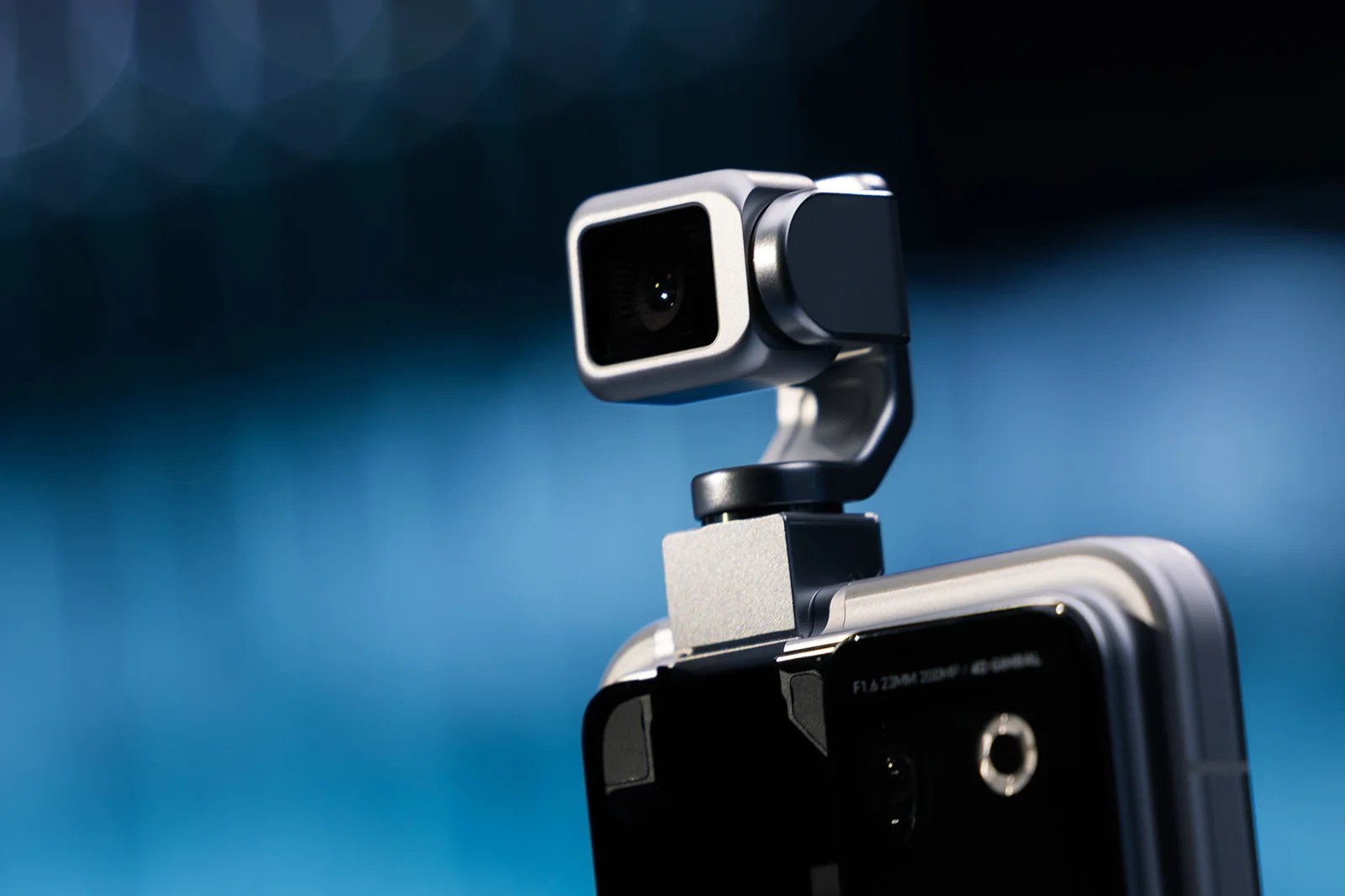HONOR Robot Phone 進行自動跟蹤拍攝