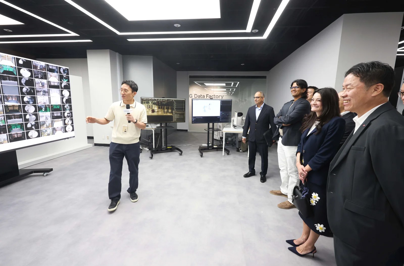 LG CLOiD™機器人在資料工廠模擬不同工作情境進行學習