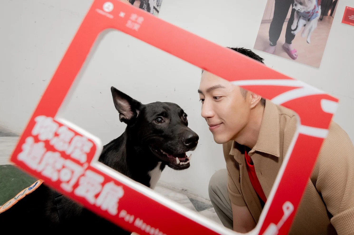 演員蔡凡熙帶著愛犬Amo參與「你怎麼這麼可愛展」。