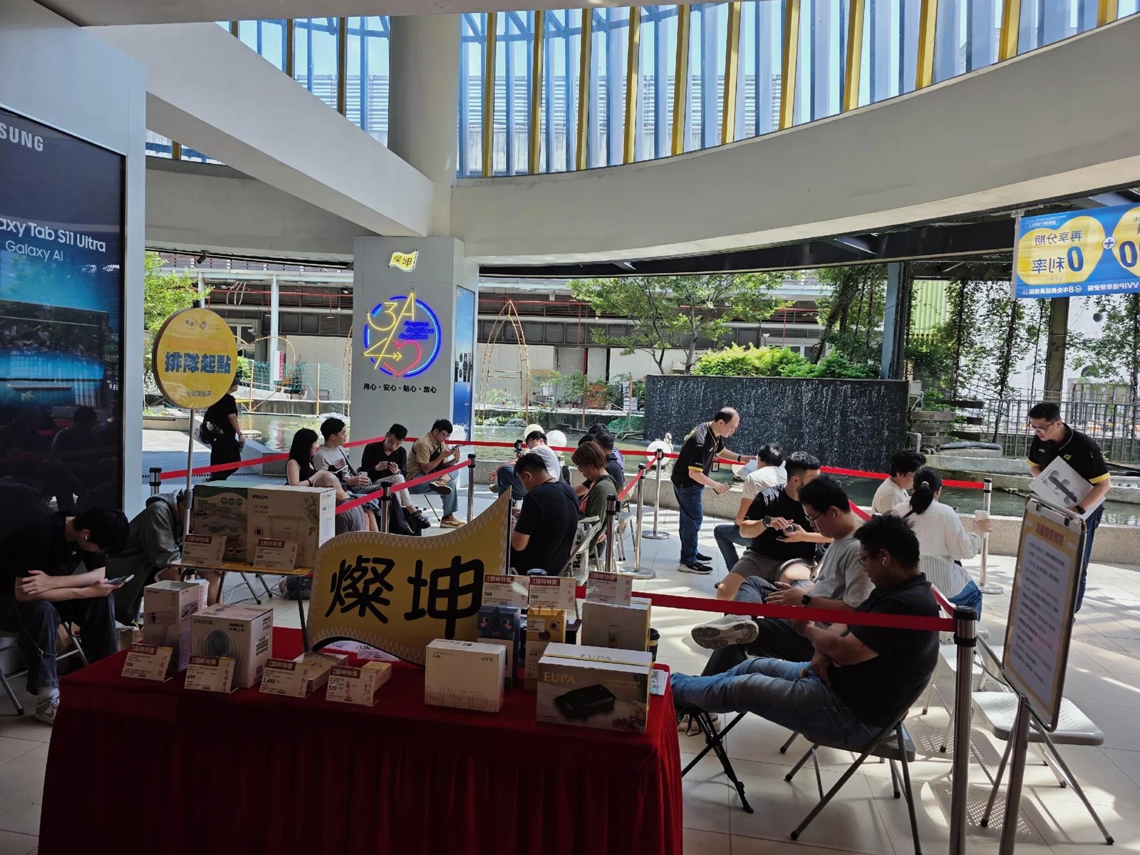 民眾漏夜排隊等候 iPhone 新機開賣