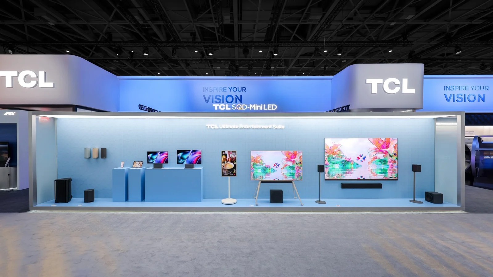 TCL 在 IFA 2026 展示的 P80 系列智慧型手機與其他個人智慧裝置。