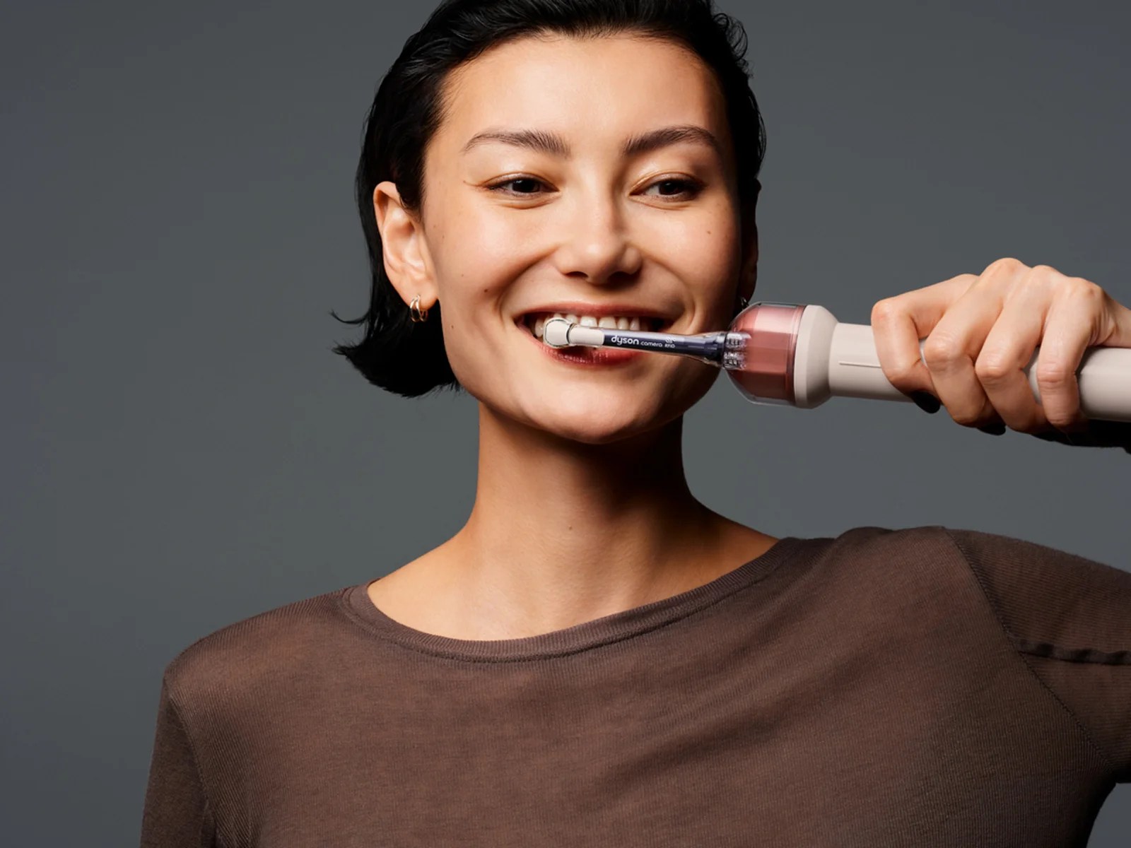 Dyson CameraJet™ 搭載微距鏡頭與 AI 演算法