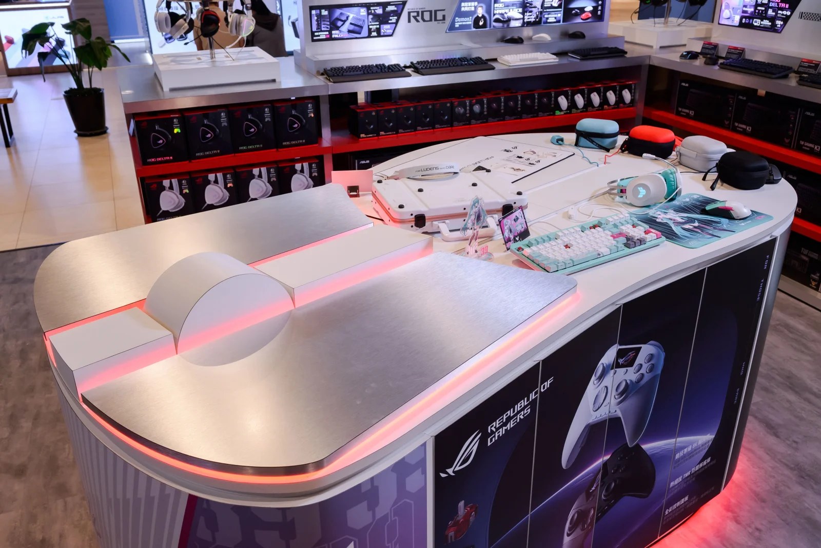ROG Store內部展示眾多電競周邊產品
