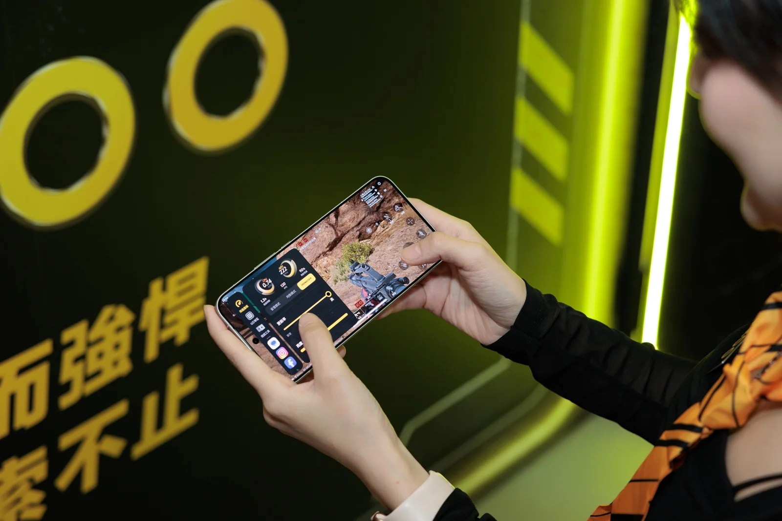 玩家體驗iQOO 15進行遊戲
