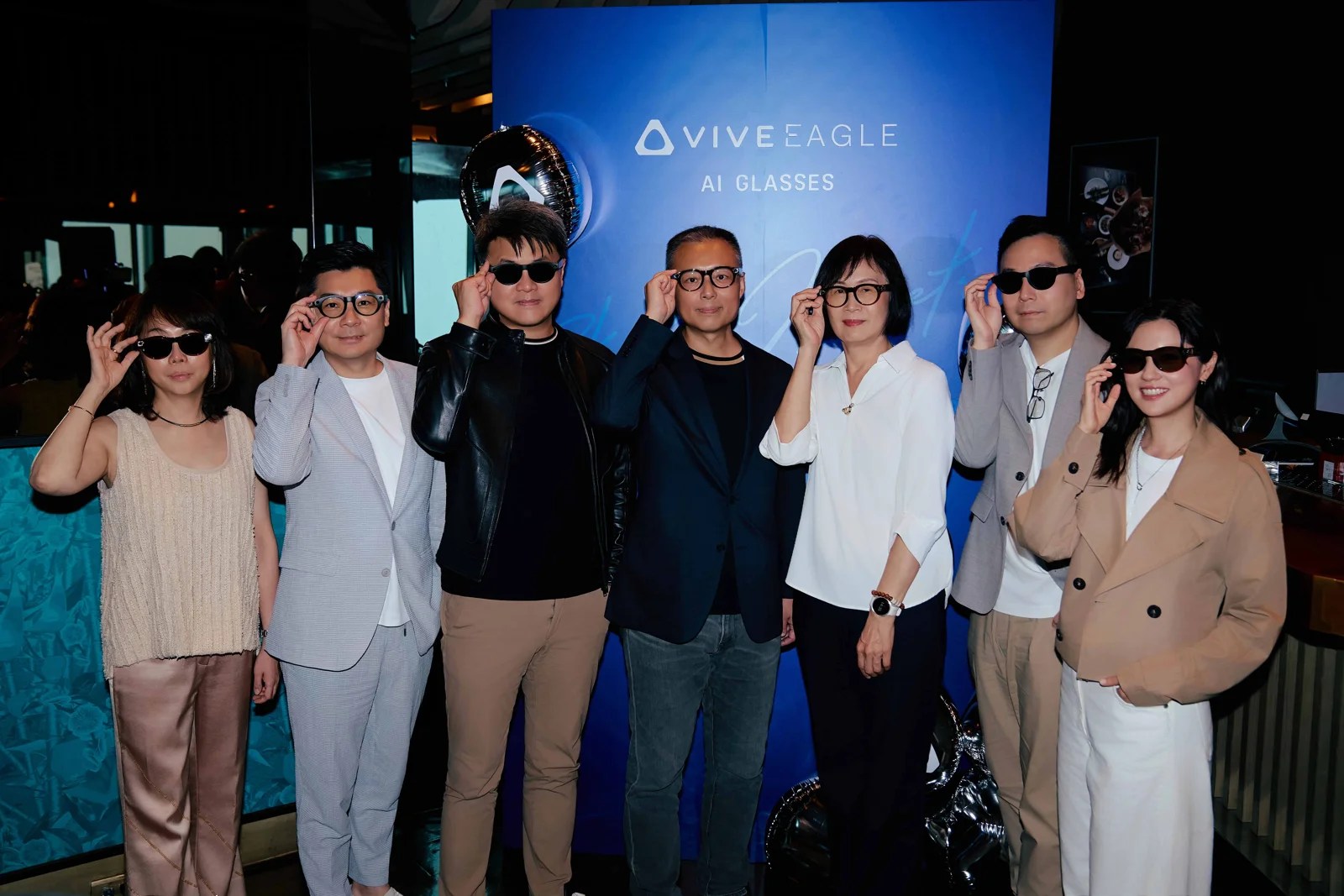 HTC VIVE Eagle AI 智慧眼鏡的圓框與方框款式對比