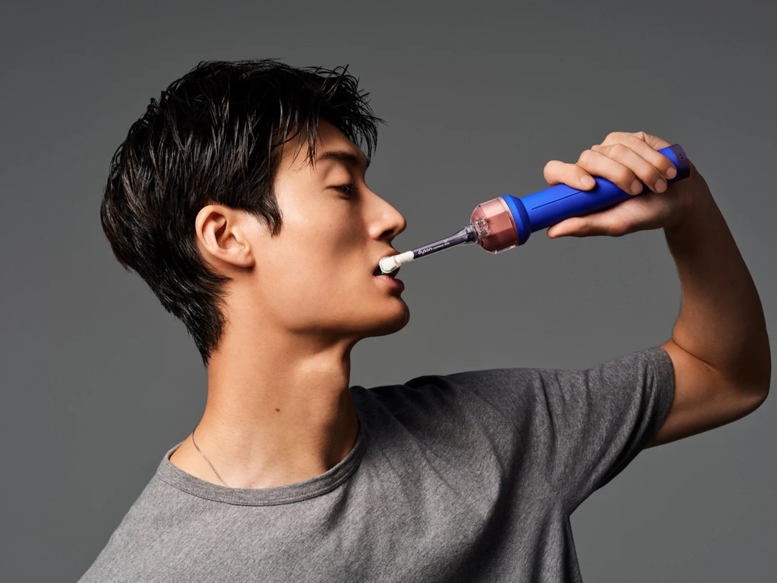 Dyson CameraJet™ 的錐形水柱與反重力水箱