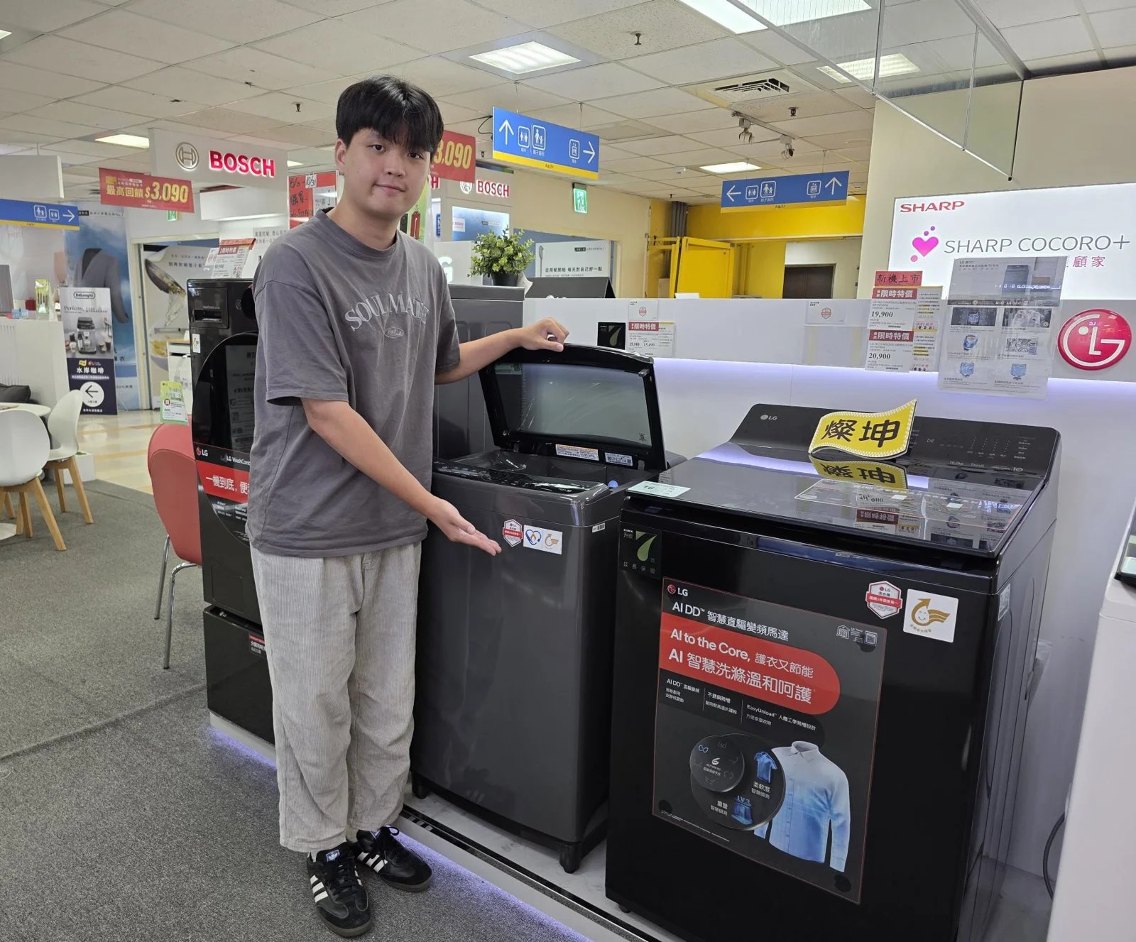 燦坤門市展示的多款熱門智慧家電與空調設備