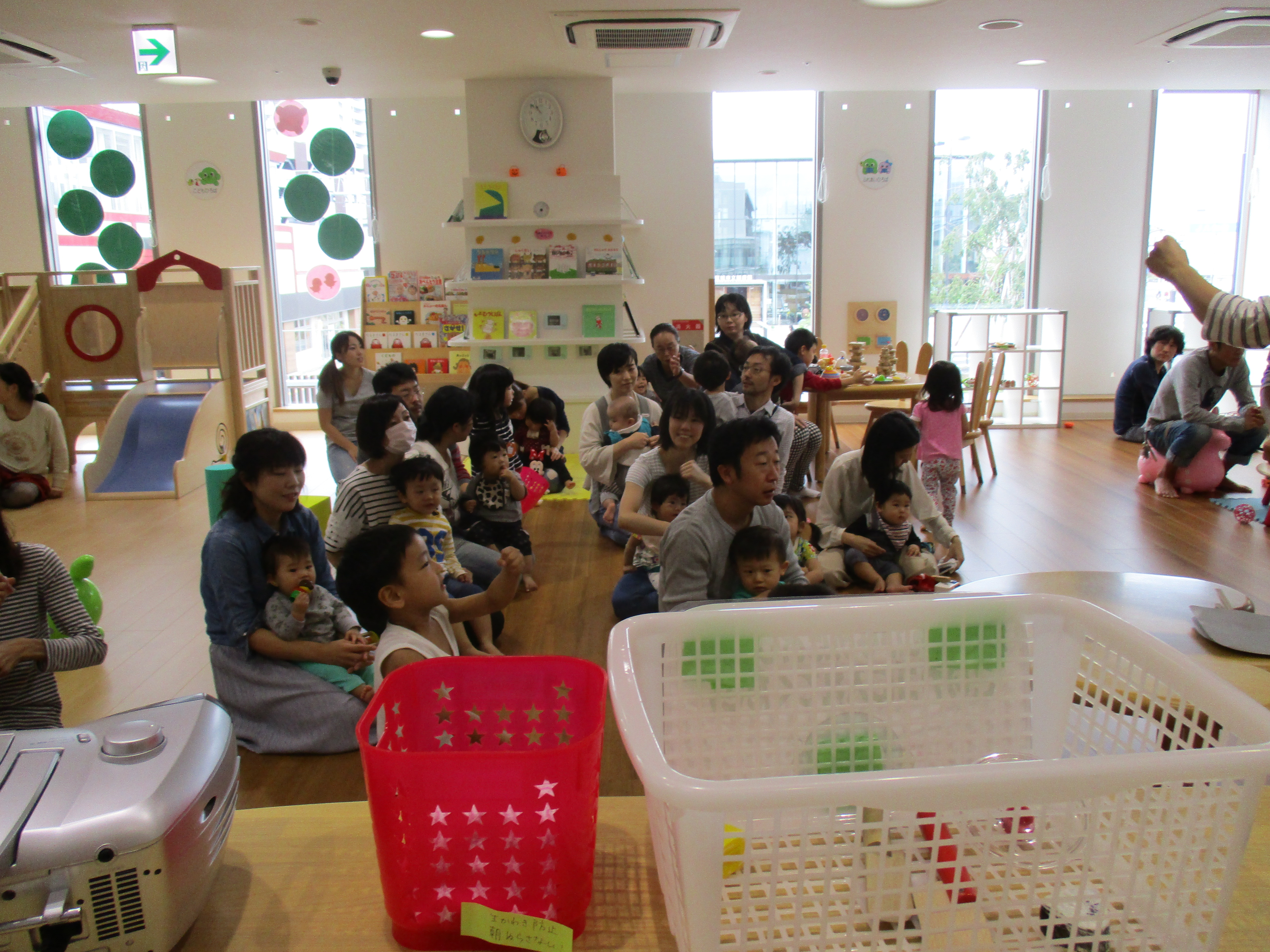 大型絵本「ぴょーん」の読み聞かせ