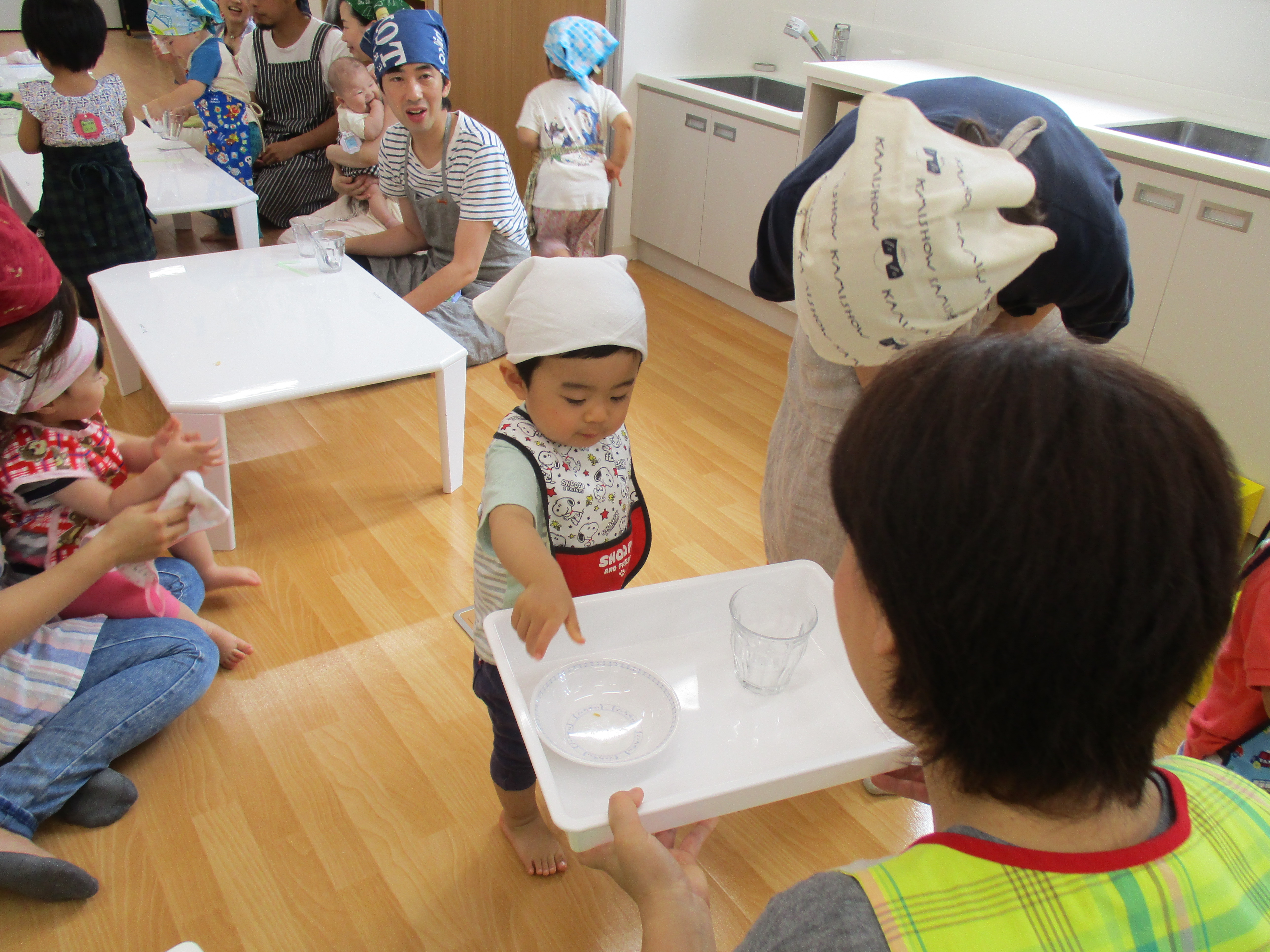 下膳する子供