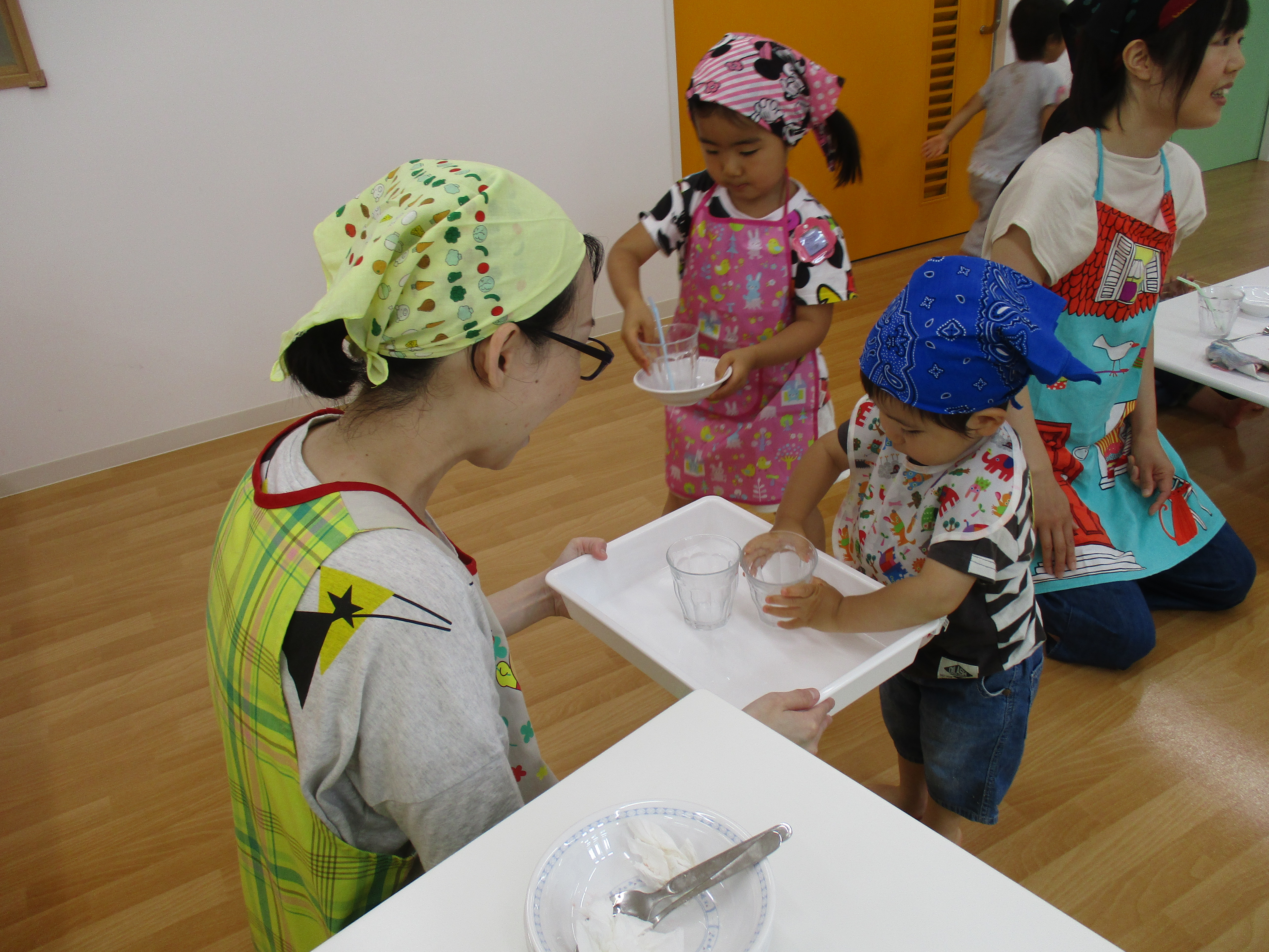 下膳する子供