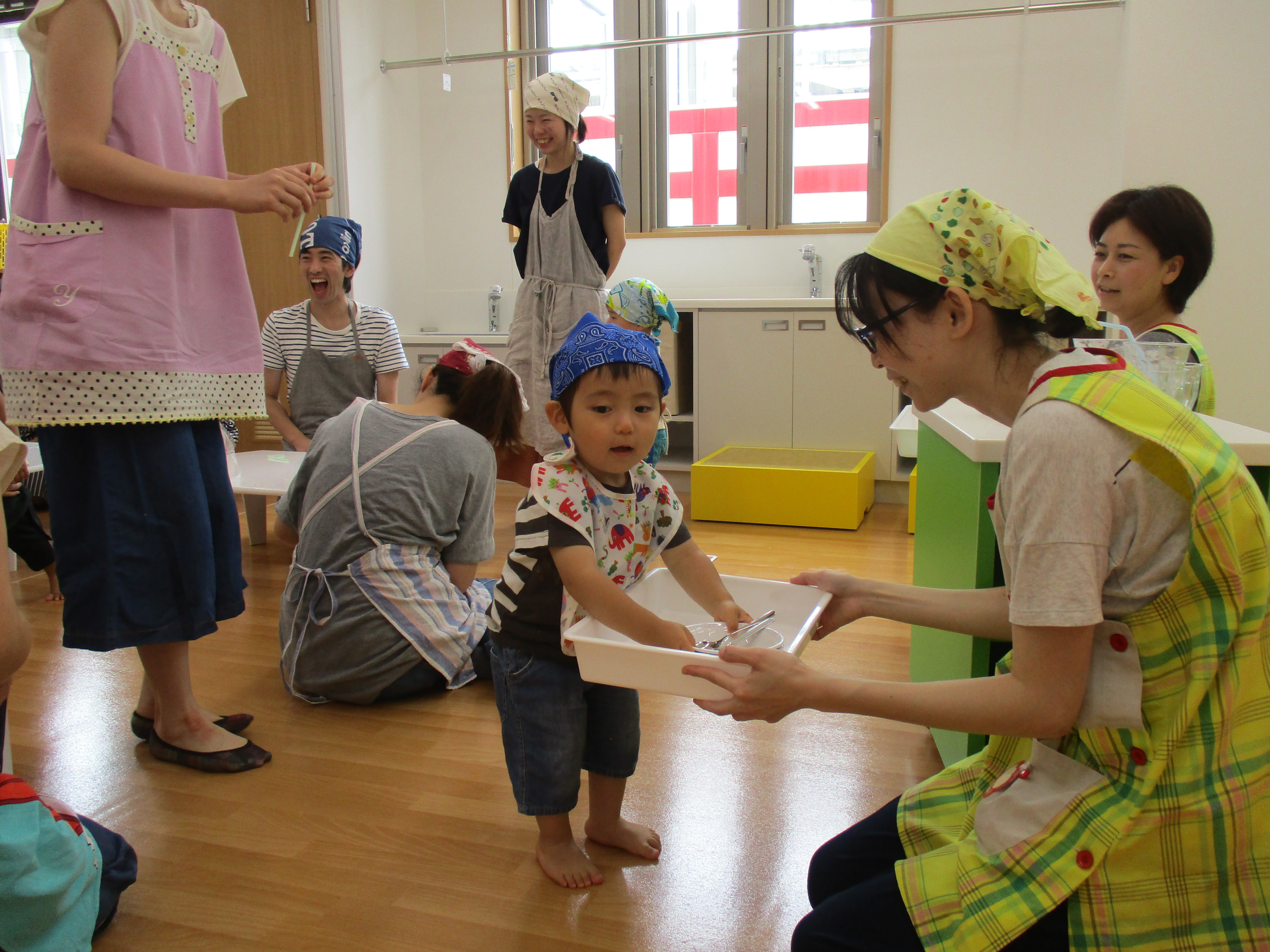 下膳する子供