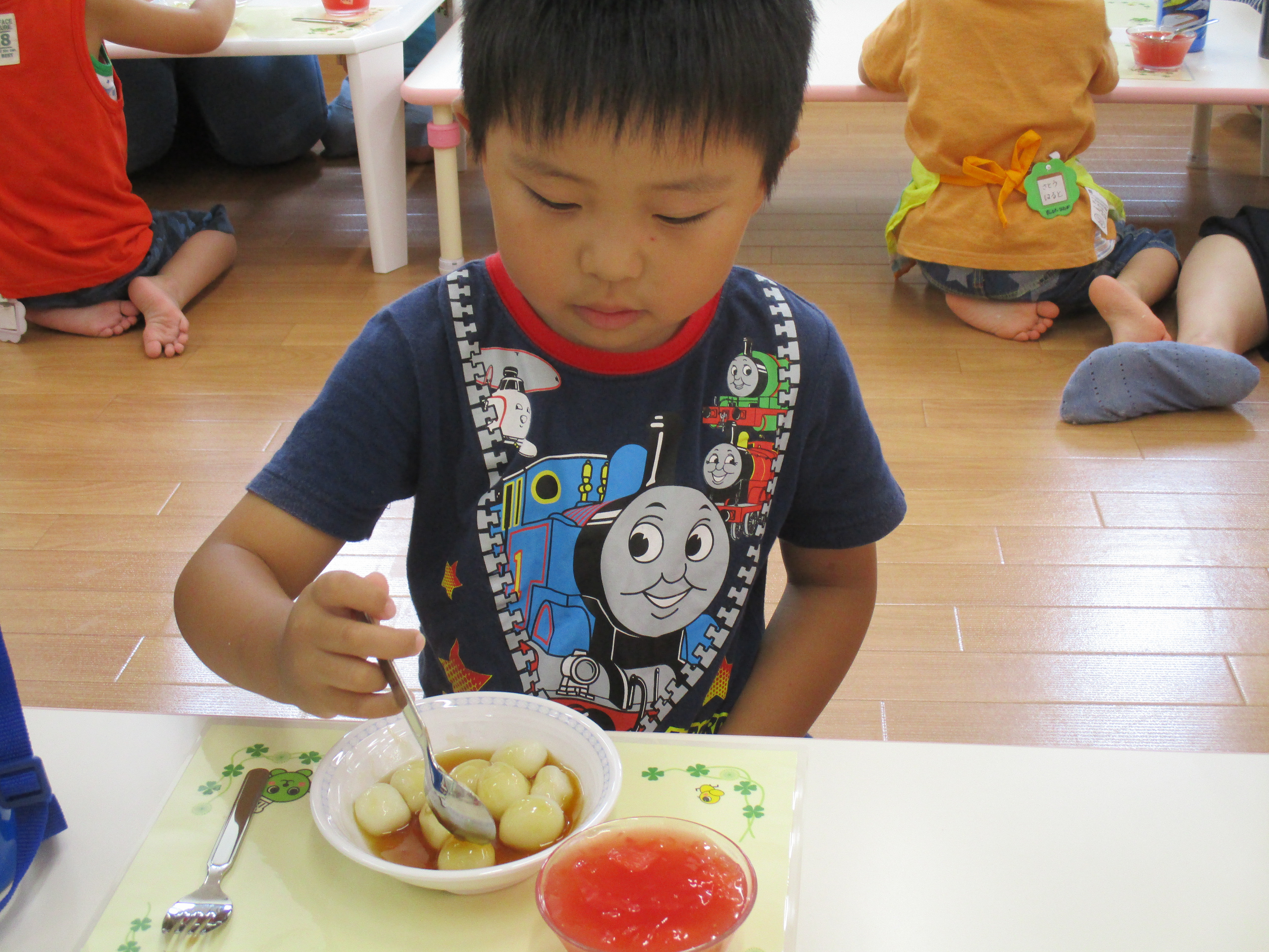 いもだんごを食べる様子